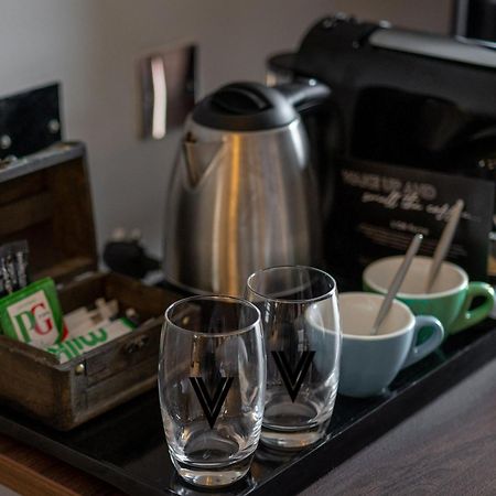 Village Hotel 布拉克内尔 外观 照片