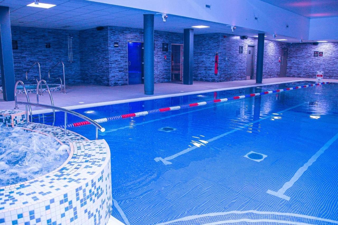Village Hotel 布拉克内尔 外观 照片