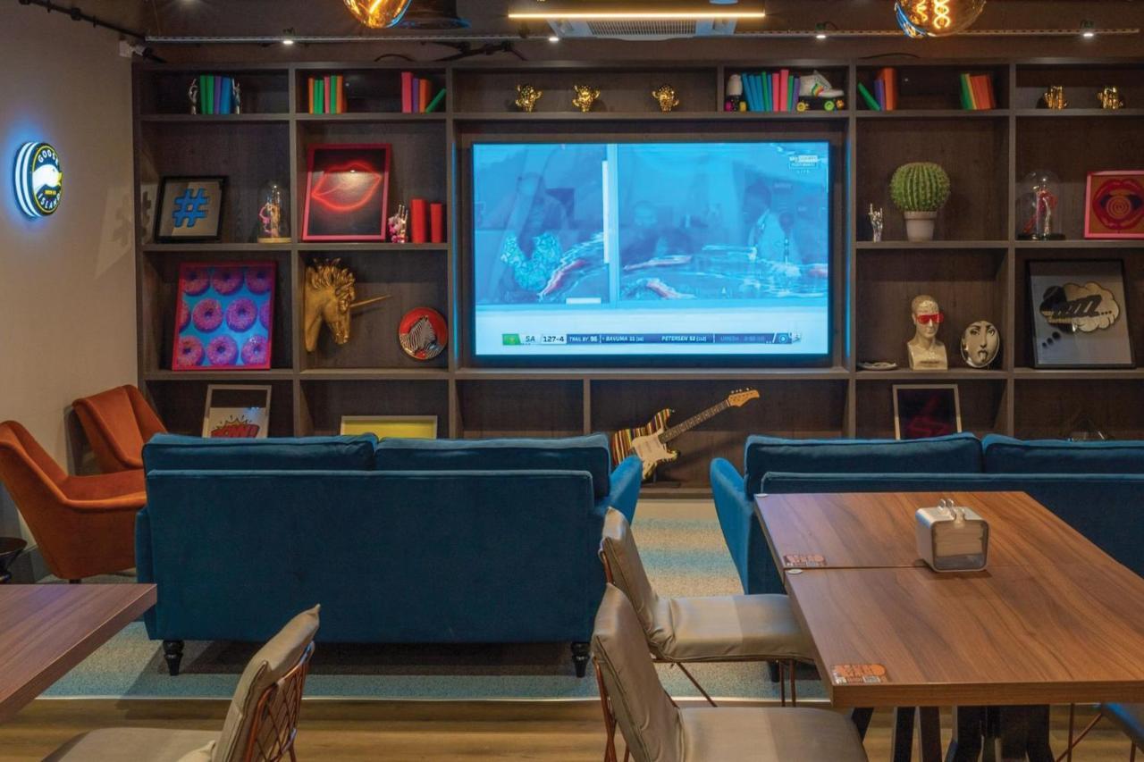 Village Hotel 布拉克内尔 外观 照片