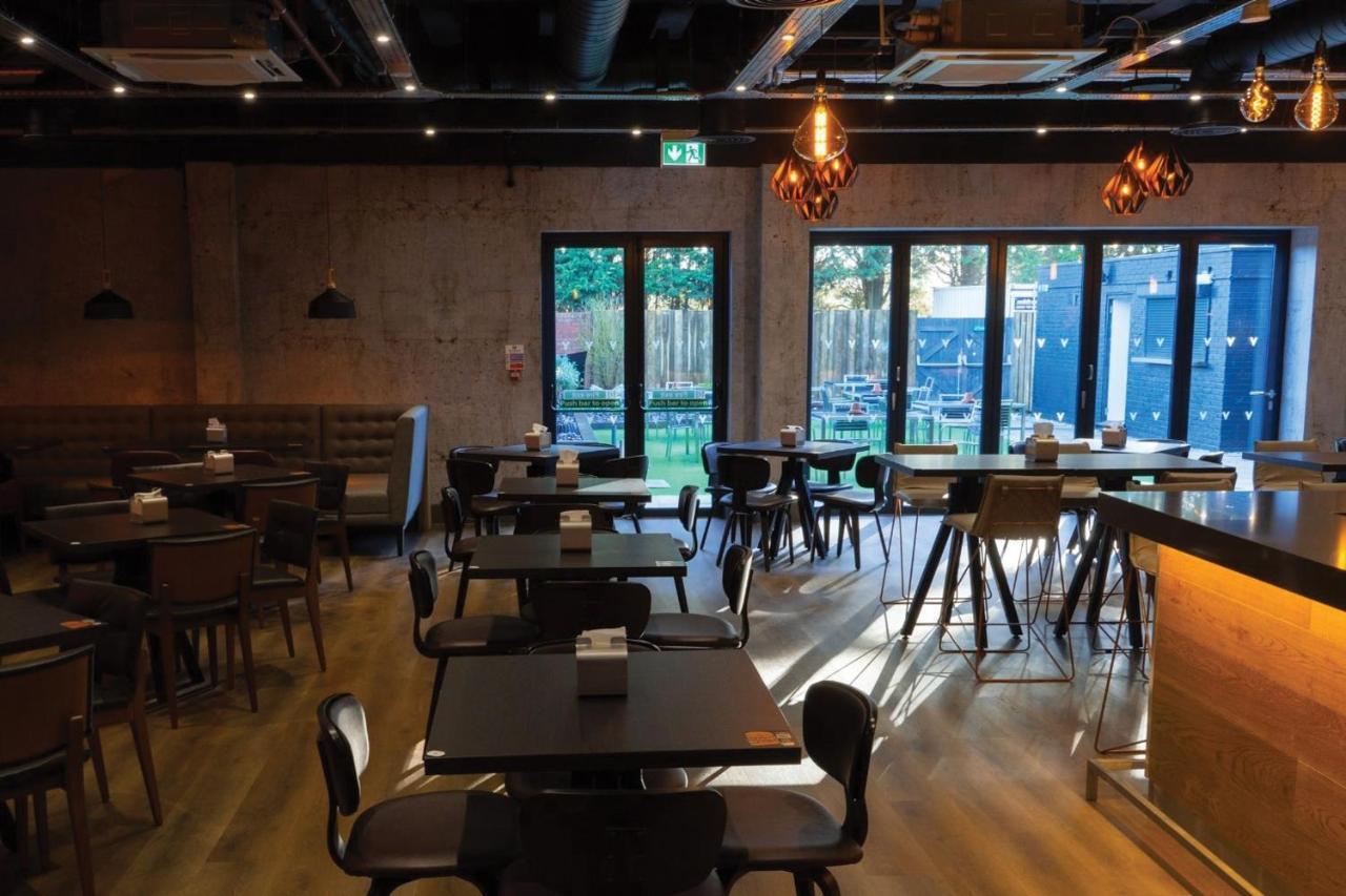 Village Hotel 布拉克内尔 外观 照片