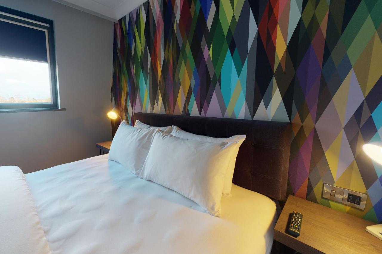 Village Hotel 布拉克内尔 外观 照片